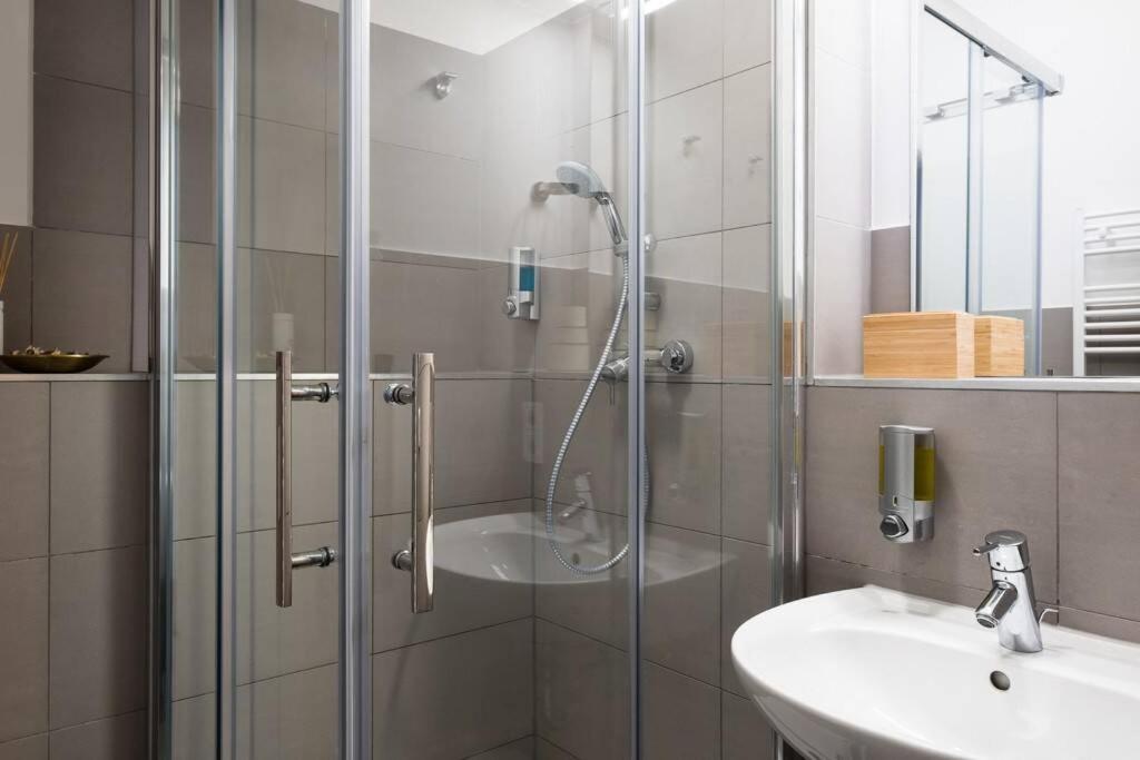 Sc 05 By Rockchair Apartments L Superhost Status L 2 Bedrooms Boxspringbeds Balcony Elevator - Cozy Family & Business Flair Welcomes You! เบอร์ลิน ภายนอก รูปภาพ